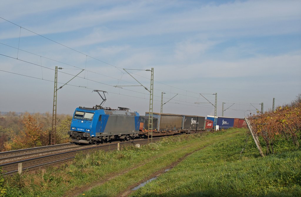 185 515-4 (Railtraxx) legt sich mit dem Spedirail/Magetra-KV bei Rheinweiler in die Kurve. 09.11.12