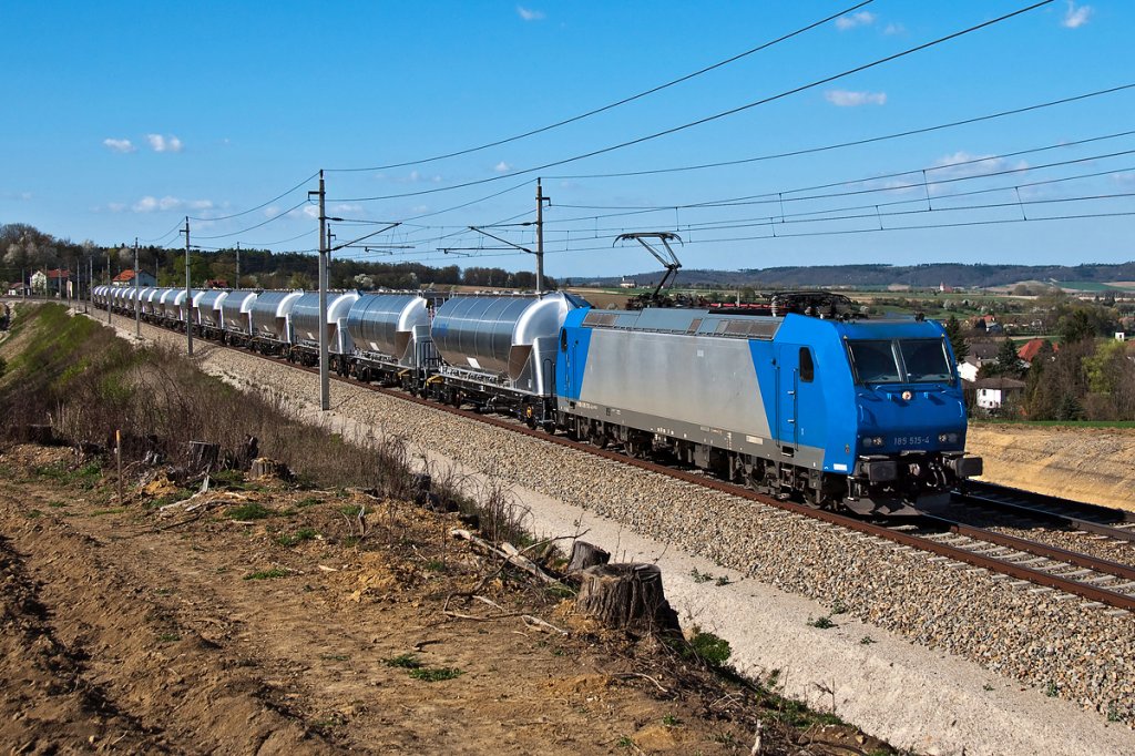 185 515 mit dem VTG Zug kurz vor Bheimkirchen Richtung Wien unterwegs. Schildberg, am 09.04.2011, das Warten hat sich doch gelohnt;-)