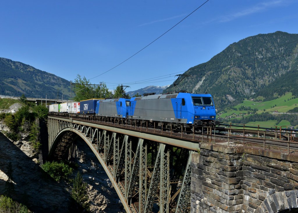 185 516 + 185 515 mit G 40569 am 16.09.2012 auf der Angertalbr�cke.