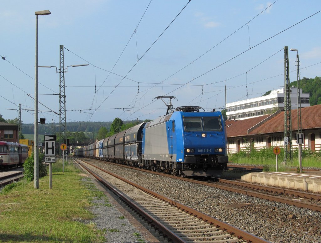 185 516-2 zieht am 22. Mai 2012 den PKP Kohlezug durch Kronach.