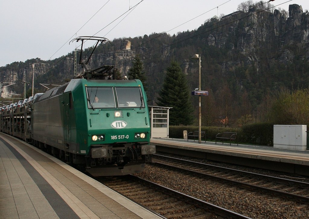 185 517-0 der ITL durchfhrt mit einem Autotransportzug am 18.4.2012 den Bahnhof Rathen von Dresden kommend Richtung Tschechien.