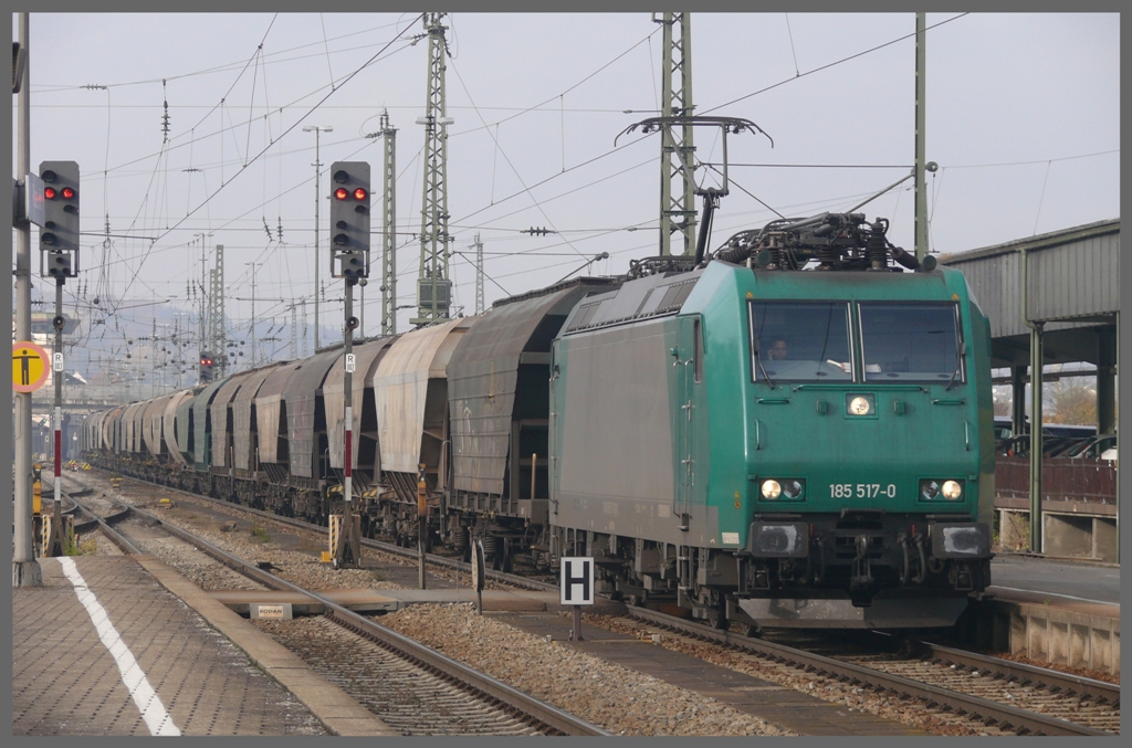 185 517-0 mit einem Getreidezug in Passau Hbf. (28.10.2010)