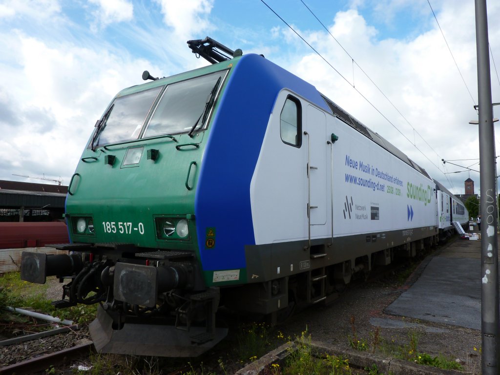 185 517-0 steht mit dem Sounding D Zug am 29.8.2010 im Oldenburger Hbf. Der Zug fhrt in Deutschland insgesamt 15 Bahnhfe an. Die Lok gehrt, wie man auch an der grnen Front erkennen kann, der Rail4Chem.