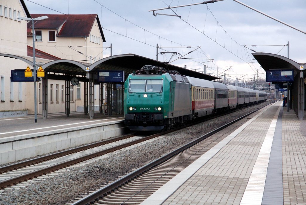 185 517 bespannt am 14.03.10 einen Eishockey-Sonderzug von Nrnberg nach Berlin. Fotografiert bei der Durchfahrt durch Bitterfeld.