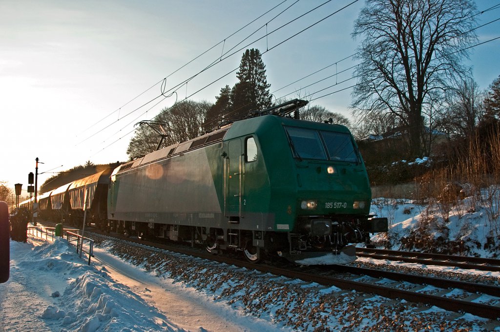 185 517 mit dem obligaten Getreidezug Richtung Wien. Die Aufnahme entstand in Pressbaum, am spten Nachmittag des 27.01.2010.