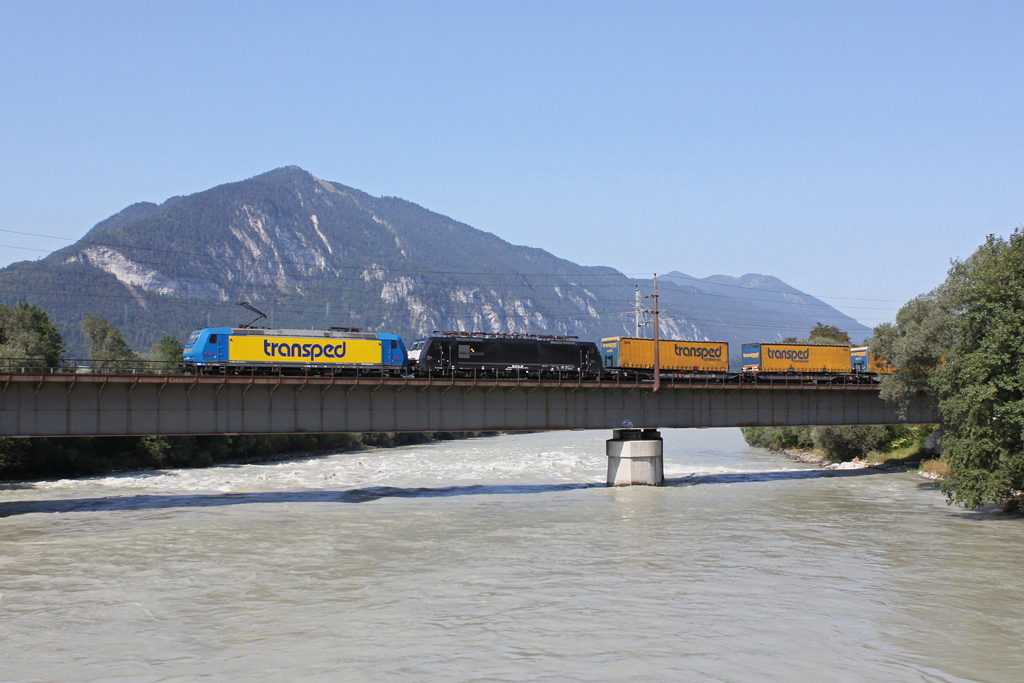 185 518 + 189 287 mit einem KLV Zug am 24.08.2011 auf der Innbr�cke in Brixlegg.