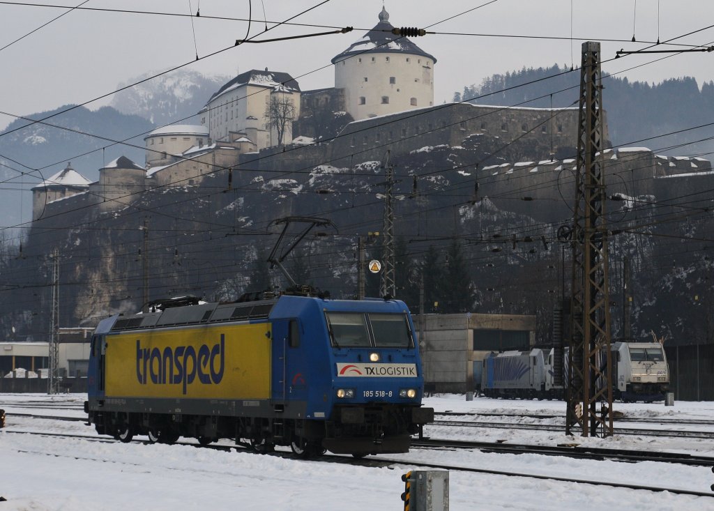 185 518-8 ``Transped`` von TXL beim  Rangieren am 16.12.2012 im Bahnhof Kufstein. Im Hintergrund steht eine 185 und 186 von Lokomotion.