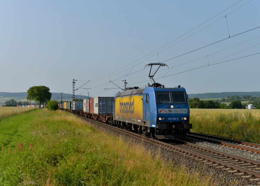 185 518 mit einem Containerzug nach Hamburg am 06.07.2013 bei Himmelstadt.