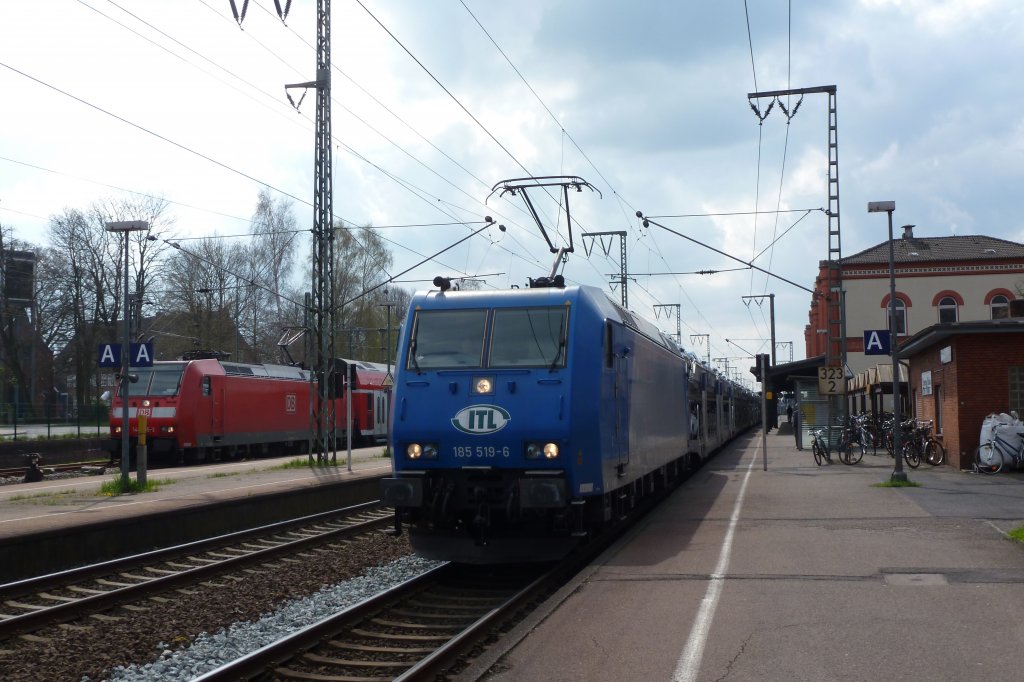 185 519-6 der ITL fuhr am 20.04.2012 mit einem Autozug nach Emden durch Leer.