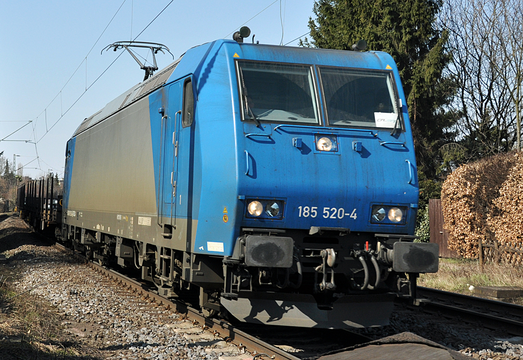185 520-4 mit Rungenwagen gen Sden durch Bonn-Beuel - 27.02.2013