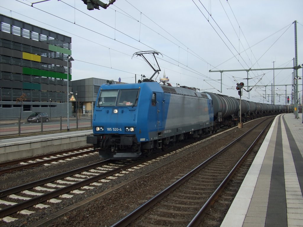 185 520-4 zieht einen leeren Kesselwagenzug durch Bielefeld. 16.02.2011.