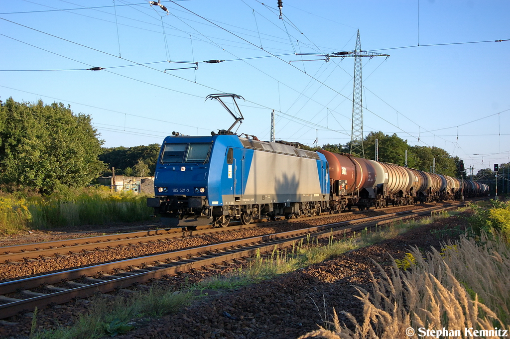 185 521-2 Alpha Trains f�r HGK - H�fen und G�terverkehr K�ln [HGK 2008] mit einem Kesselzug  Dieselkraftstoff oder Gas�l oder Heiz�l (leicht)  in Satzkorn und fuhr in Richtung Priort weiter und am Zugende hing noch die DE676. 23.08.2012