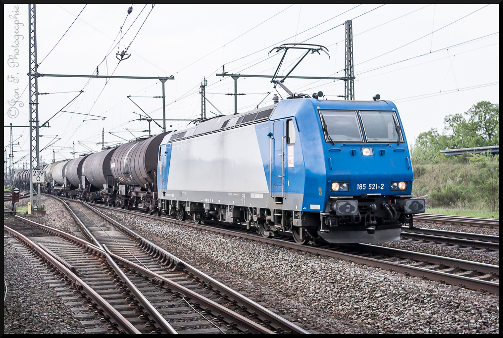 185 521-2 Alpha Trains fr HGK
Fhrt mit seinem Kesselzug   Dieselkraftstoff, Gasl oder Heizl  auf der KBS 204 (Berlin-Hamburg )in Richtung Berlin an meiner Fotostelle am Hbf in Bchen an mir vorbei.9.05.2013 14:06:02Uhr