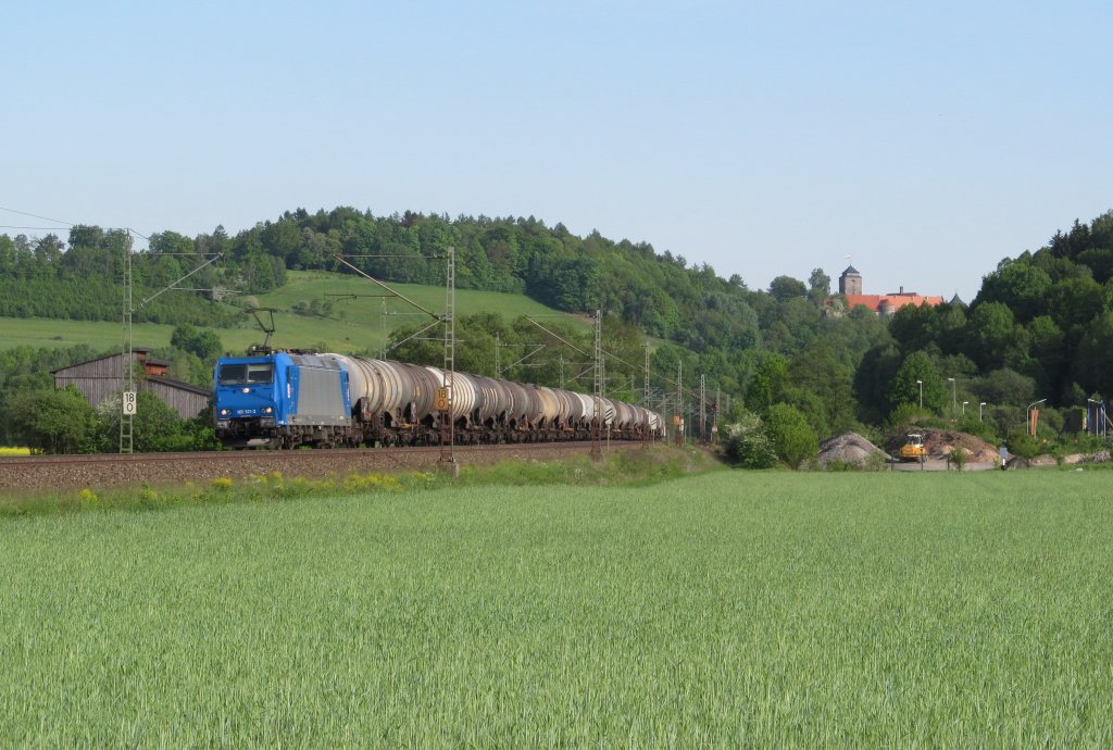 185 521-2 der HGK ist am 14. Mai 2012 mit einem Kesselzug bei Kronach unterwegs.