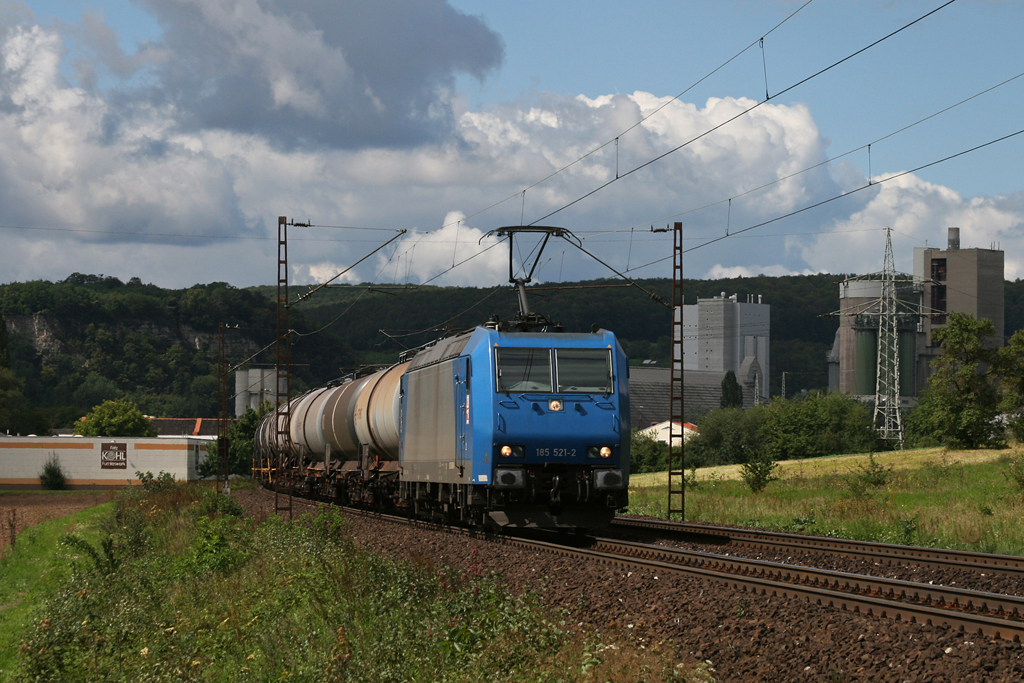 185 521 (HGK) mit einem Kesselwagenzug am 31.08.2010 bei Karlstadt im Maintal.