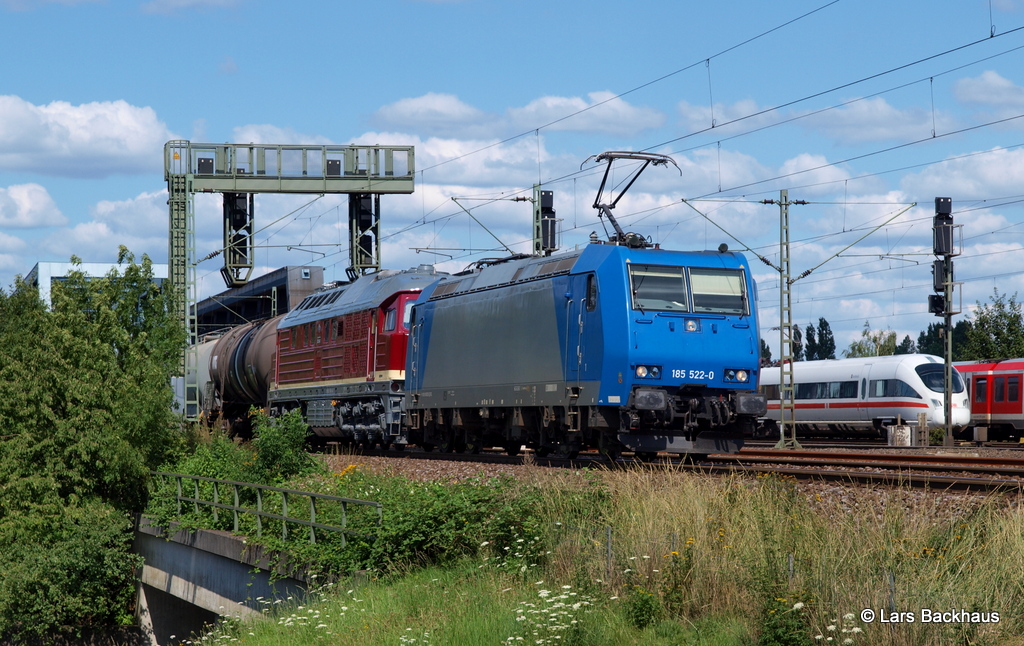 185 522-0 HGK und 232 158-8 schleichen am 12.08.12 mit einem ler von der Hohen Schaar ber die Sderelbbrcken Richtung Hamburg-Harburg.