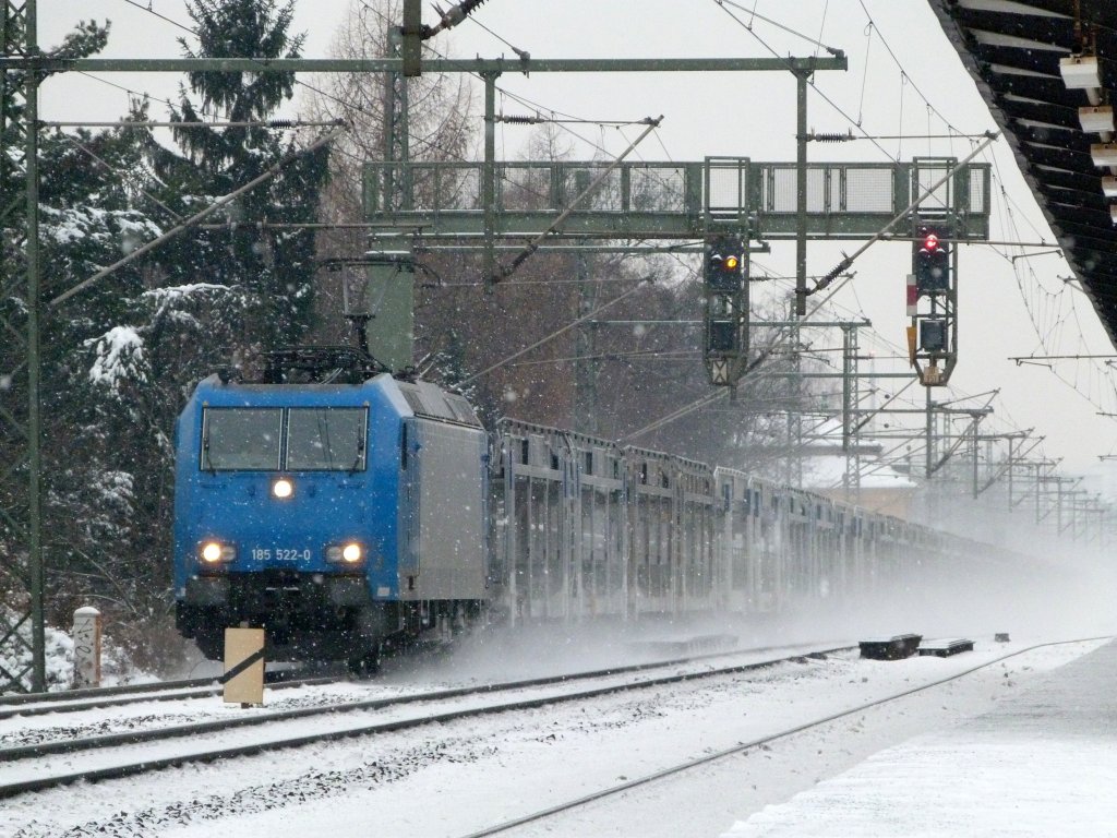 185 522 fhrt am 12.12.12 bei starkem Schneefall durch Dresden Strehlen.