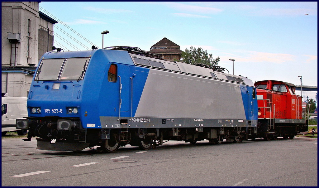 185 523-8 und 346 825-7 auf dem B� vor dem Nordhafen. Stralsund am 19.06.10
