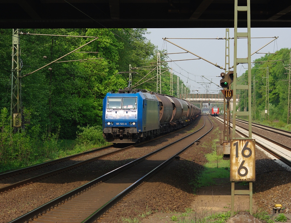 185 523-8 mit Getreidewagen in Fahrtrichtung Seelze. Aufgenommen am 29.04.2011 in Dedensen-Gmmer.