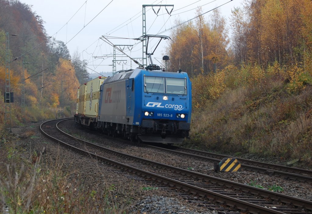 185 523 (CFL Cargo) mit dem Warsteiner DGS 59881 aus Mnchen nach Lippstadt, am 31.10.2009 in Altenbeken