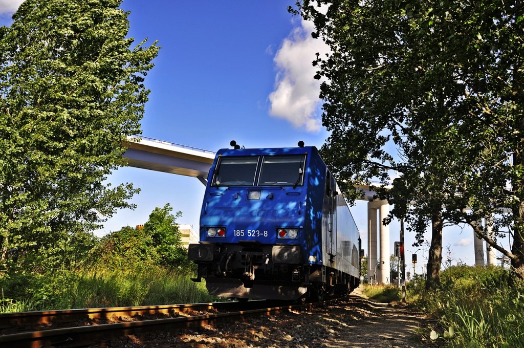 185 523 folgt ganz brav am Ende des EKO-Gipspendel, den die 346 852 der WFL vom Rgendammbahnhof Stralsund runter bringt zum Stralsunder Stadthafen am 24.08.2020