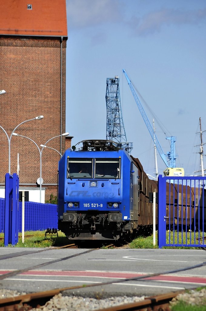 185 523 wird am Ende des EKO-Gipspendel mit in den Stralsunder Stadthafen gezogen, den die 346 852 der WFL vom Rgendammbahnhof Stralsund geholt hat am 24.08.2020