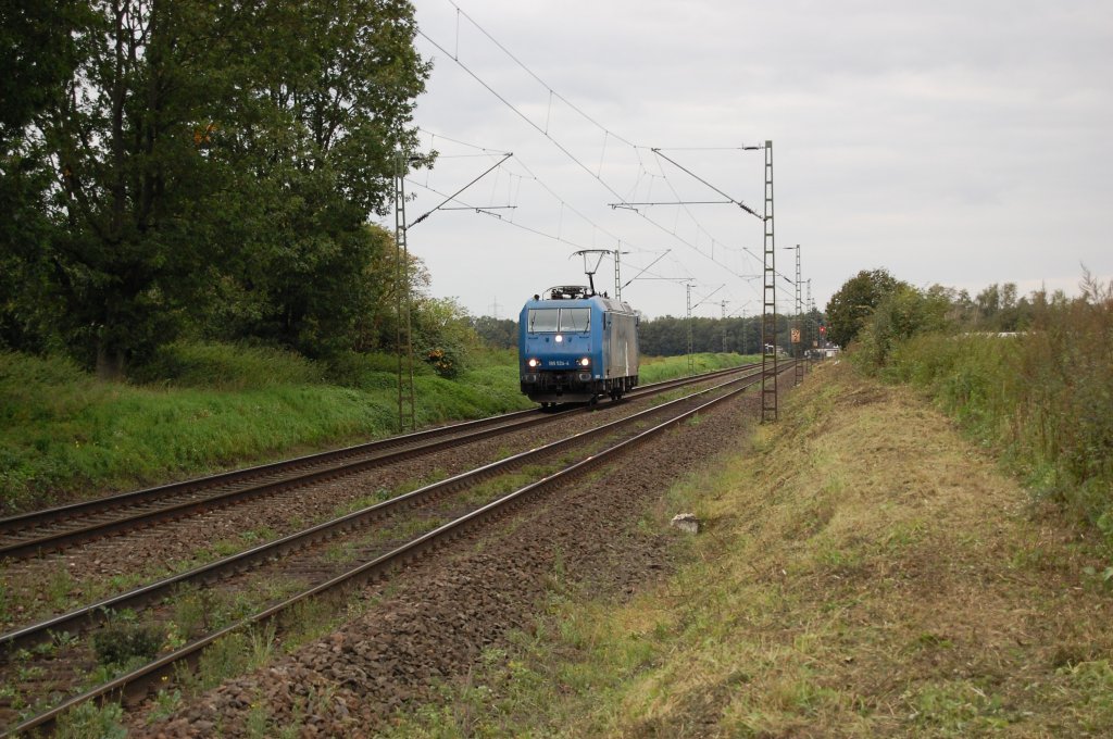 185 524-6 beim Bahnbergang Tilmeshof am 15.September 2010 als Lz von Krefeld kommend in Richtung Neuss.