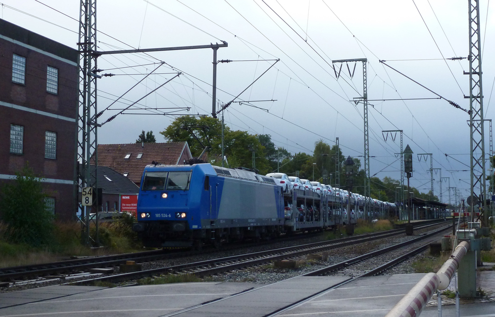 185 524-6 fuhr am 22.09.2012 mit einem Autozug von Emden richtung Bremen, hier in Leer.