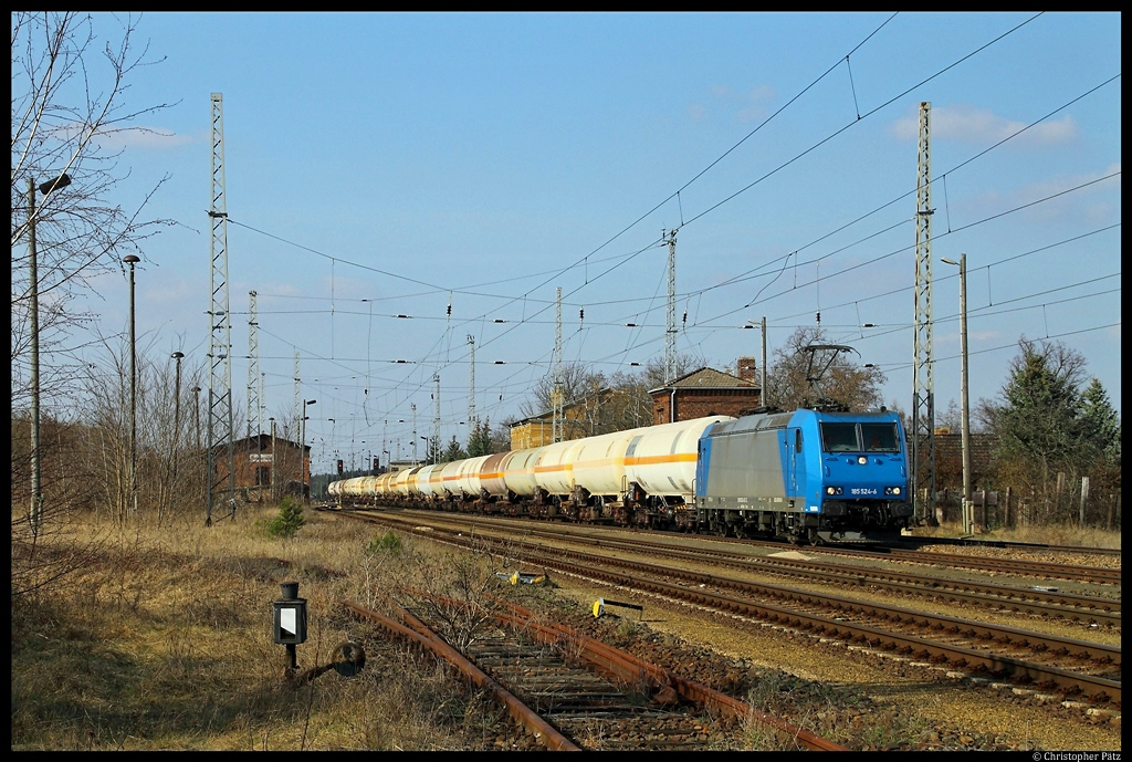 185 524-6 der ITL zieht am 24.03.2012 einen Kesselzug durch den Bahnhof Neuburxdorf. Ende 2004 wurde der Personenverkehr auf der Strecke Riesa - Falkenberg eingestellt.