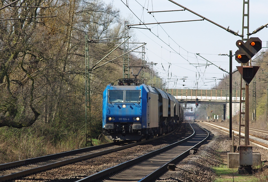 185 524-6 mit Getreidezug in Fahrtrichtung Hannover durch Dedensen-Gmmer. Aufgenommen am 02.04.2011.