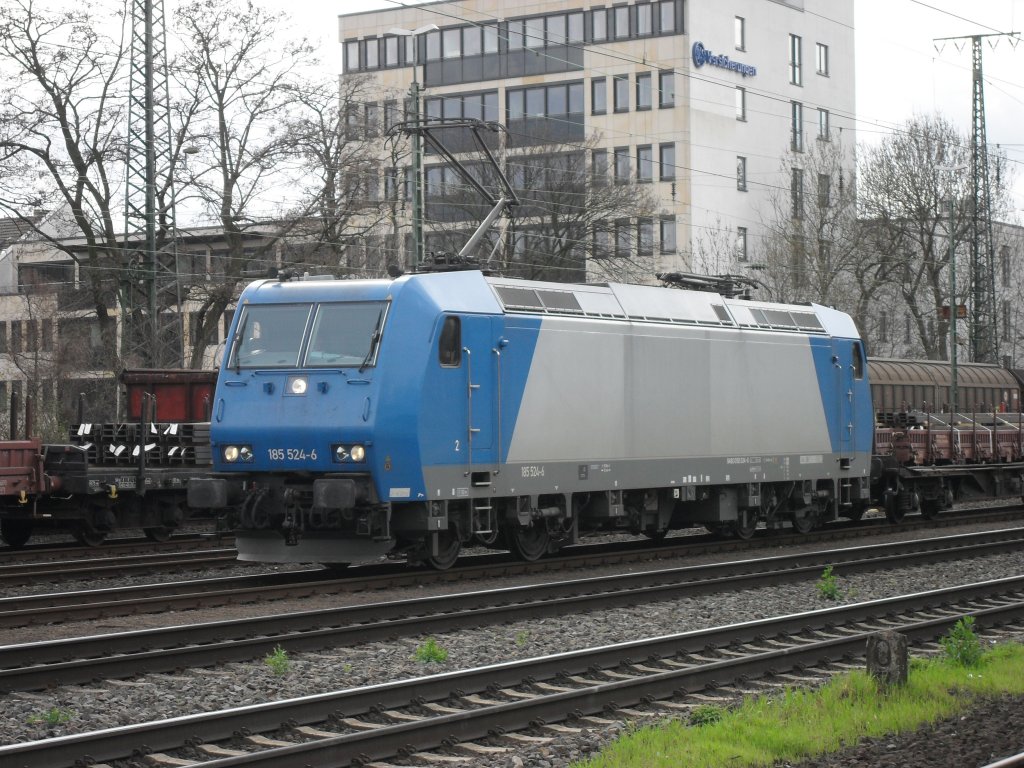 185 524-6 mit langem Gterzug in Kln West.