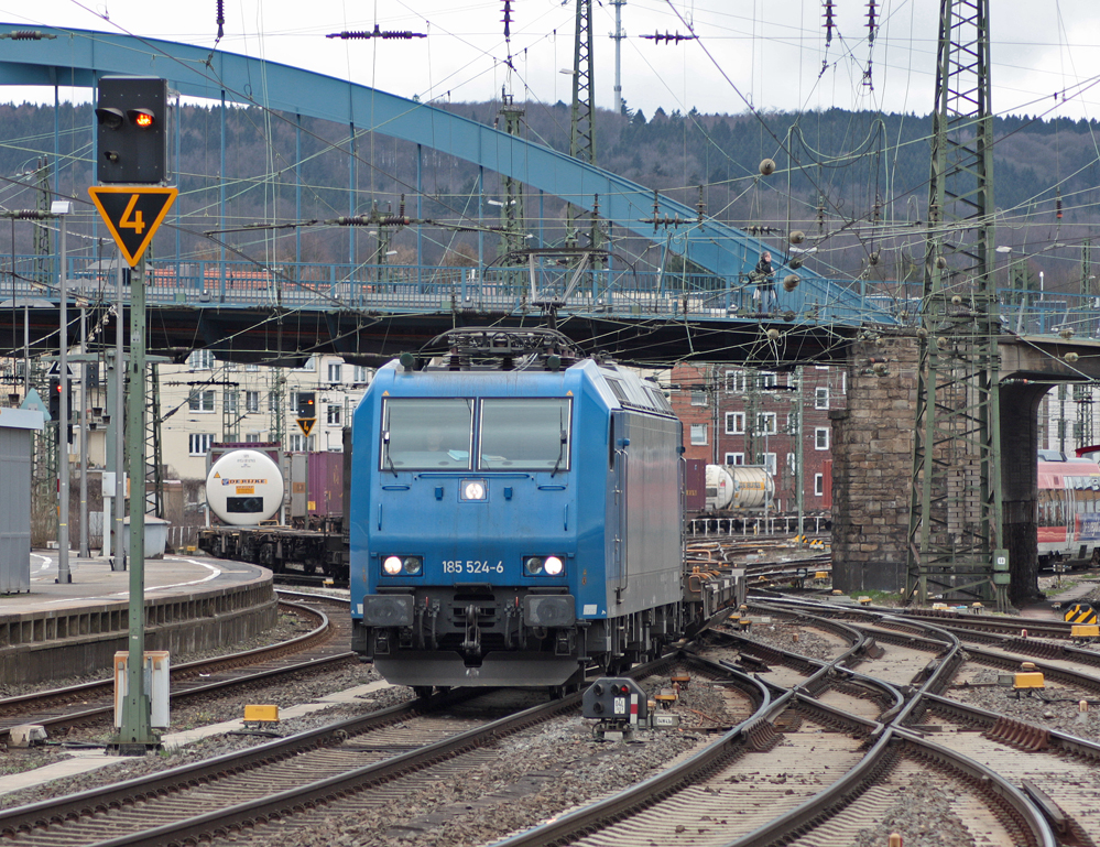 185 524-6 welche im Auftrag der Crossrail unterwegs ist fhrt mit einem gemischten Gterzug durch den Aachener Hbf Richtung Kln 3.4.10
