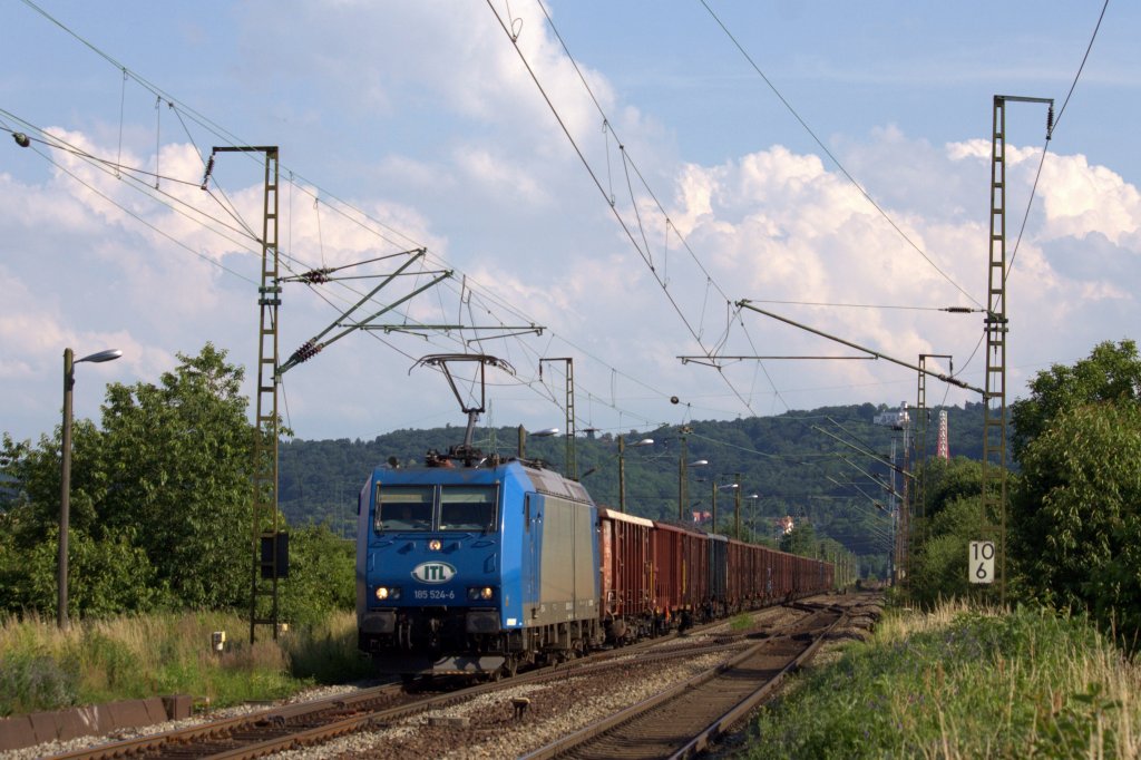 185 524-6 zieht am Abend des 02.07.2013 einen Ganzzug durch Radebeul-Naundorf