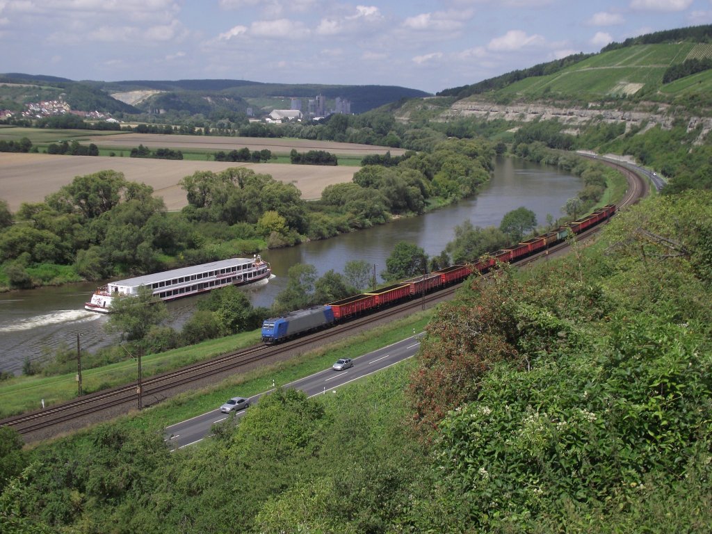 185 524 ist am 2. August 2011 mit einem rumnischem Holzzug bei Karlstadt am Main unterwegs.