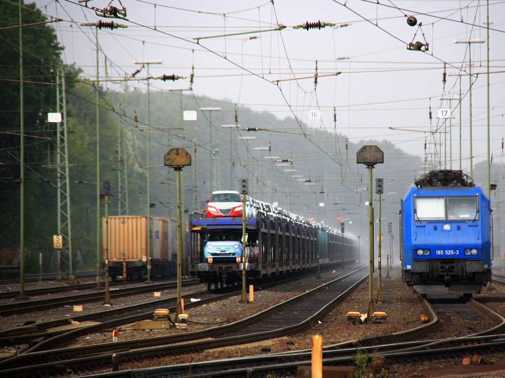 185 525-3 von Crossrail steht in Aachen-West bei Regen und Sonne am 26.8.2012.
