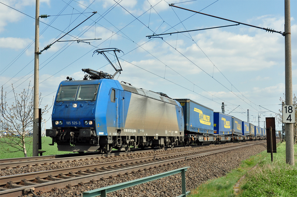 185 525-3 mit Niederbordwagen  LKW-Walter  bei Br�hl - 15.04.2011