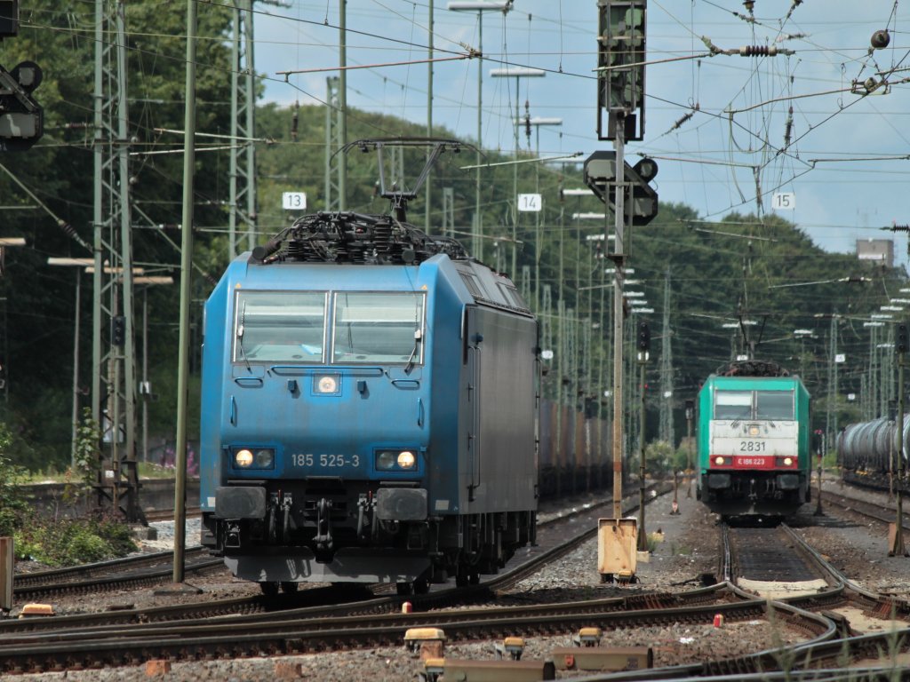 185 525-3 rangiert am 17.07.2011 auf ihren Abstellplatz in Aachen West. Im Hintergrund wartet Cobra 186 223 (2831) mit einem Containerzug auf Abfahrt nach Belgien.