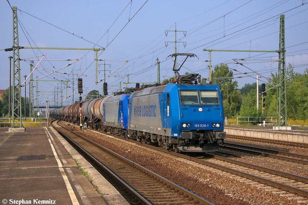 185 526-1 Alpha Trains f�r HGK - H�fen und G�terverkehr K�ln AG mit der Wagenlok 145-CL 201 [HGK 2015] (145 097-2) und einem Kesselzug  Benzin oder Ottokraftstoffe  in Sch�nefeld und fuhr in Richtung Gr�nauer Kreuz weiter. 21.08.2012