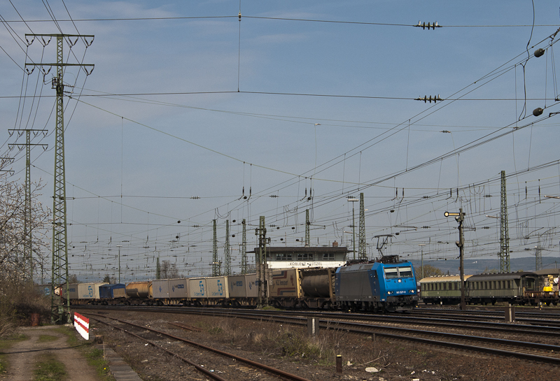 185 527-9 der Angel Trains Cargo NV (ATC) (Fahrzeugnutzer	BLS Cargo AG) mit einem Gterzug am 7. April 2010 in Koblenz-Ltzel.
