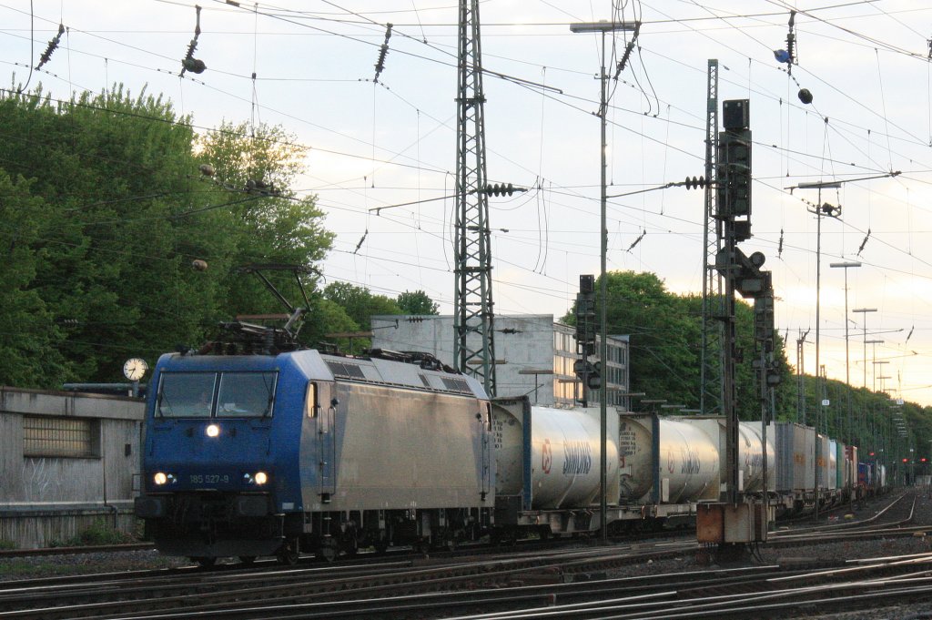 185 527-9 von Crossrail fhrt mit einem langen Containerzug aus Genk-Zuid-Haven(B) nach Gallarate(I) bei der Ausfahrt aus Aachen-West und fhrt in Richtung Aachen-Hbf,Kln in der Abendstimmung am 15.5.2013.