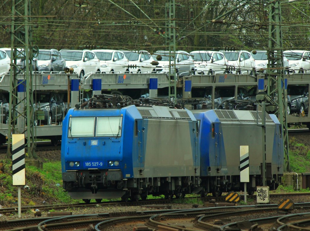 185 527-9 von Crossrail und eine weitere 185er stehen am 29.04.2012 in Aachen West. Im Hintergrund ein auf der Rampe nach Belgien fahrender Autozug.