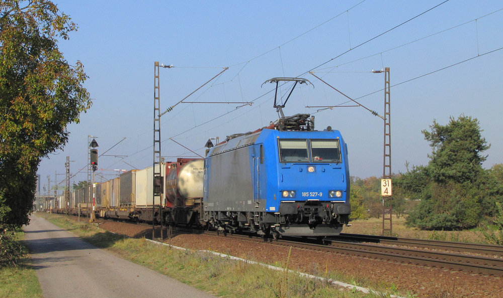 185 527-9 hatte am 22.10.2011 einen Gterzug zu schleppen. Hier sieht man ihn gerade in Waghusel. 