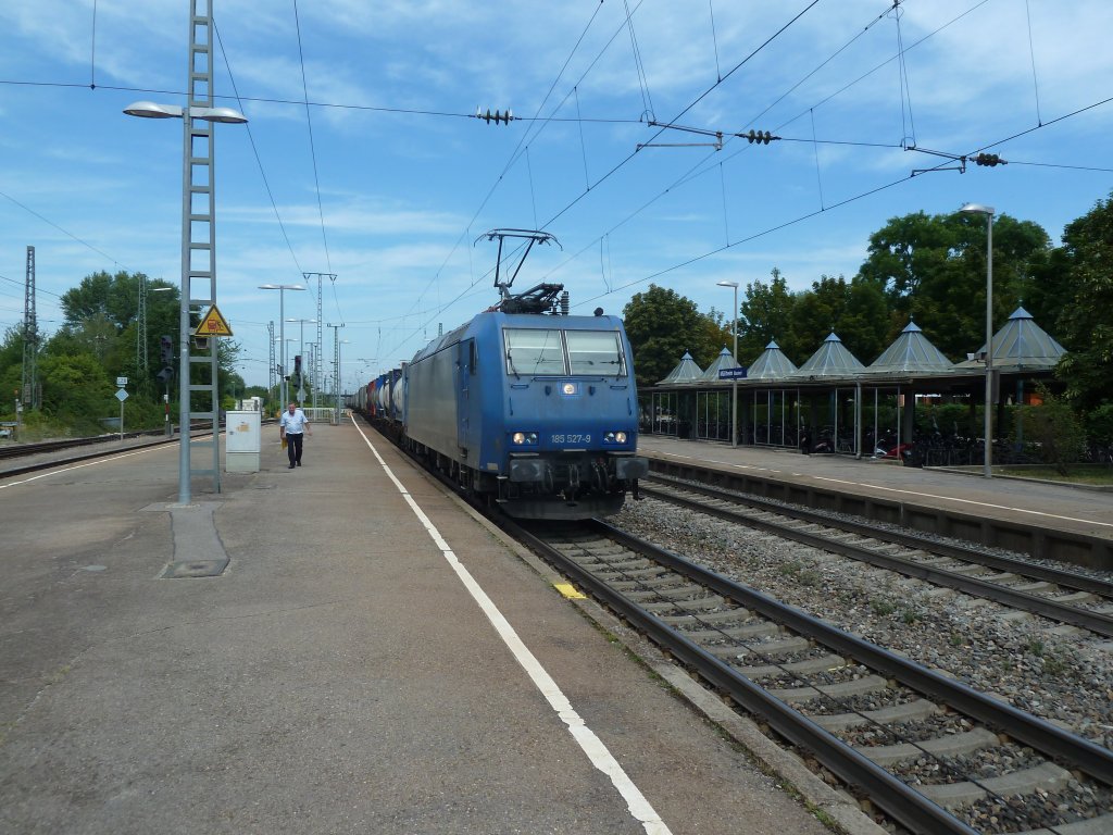 185 527-9 kam am 15.08.2012 mit einem KLV-Zug von Crossrail nach Weil am Rhein. Hier ist sie mit dem KLV im Bahnhof von Mllheim (Baden).