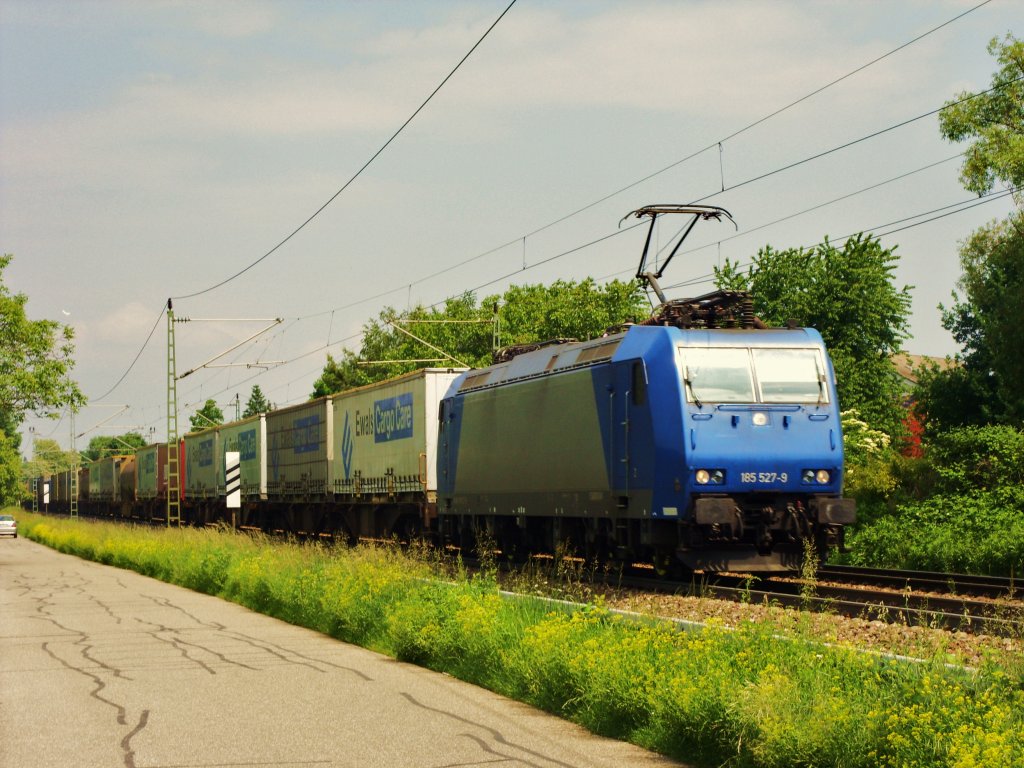 185 527 von Alpha Trains (zurzeit vermietet an Crossrail) mit einem KLV-Zug Richtung Basel am 29.05.2010 bei Rastatt.