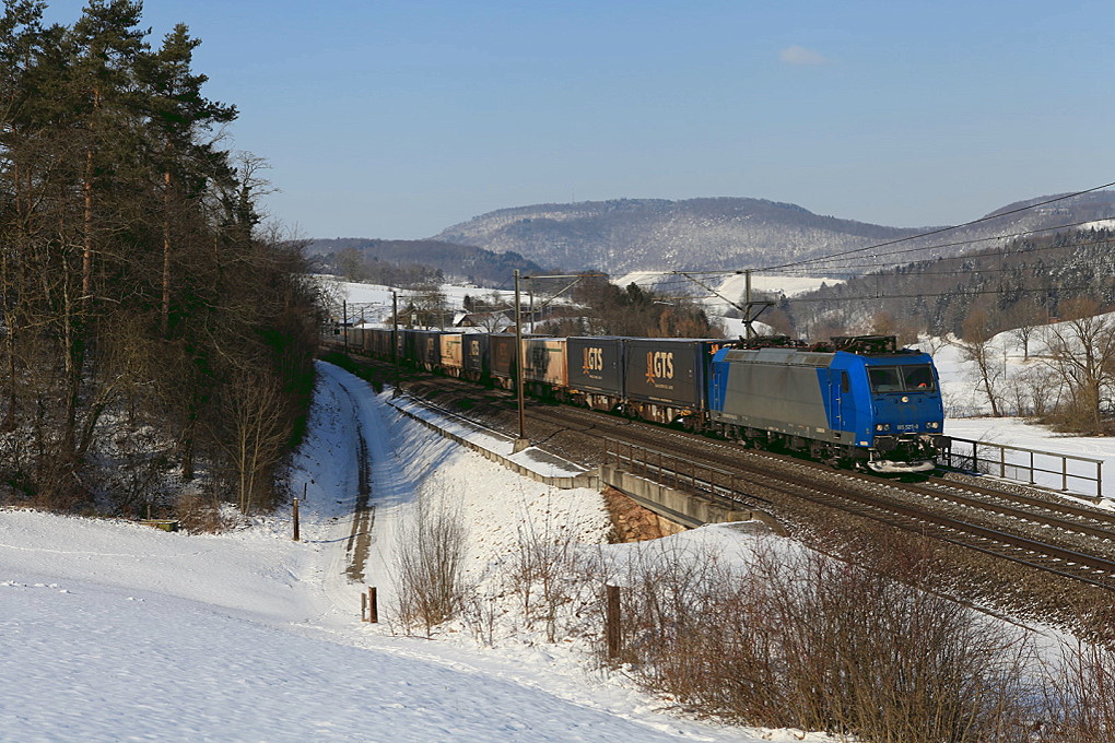 185 527 erreicht mit einem von Crossrail gefahrenen GTS Zug Zeihen am Bzberg, 03.02.2012.