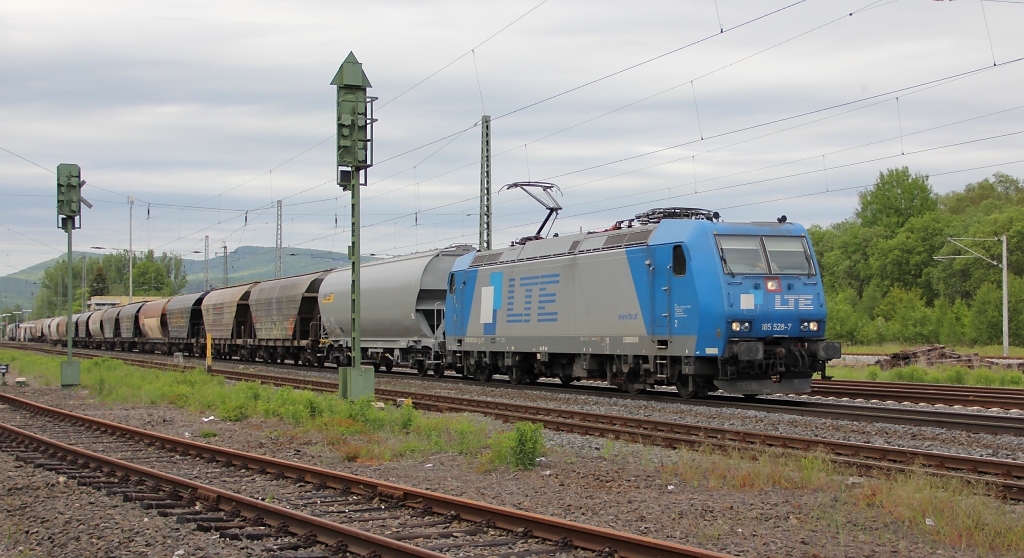 185 528-7 der LTE kam am 18.05.2012 mit einem Getreidezug in Richtung S�den durch Eschwege West.