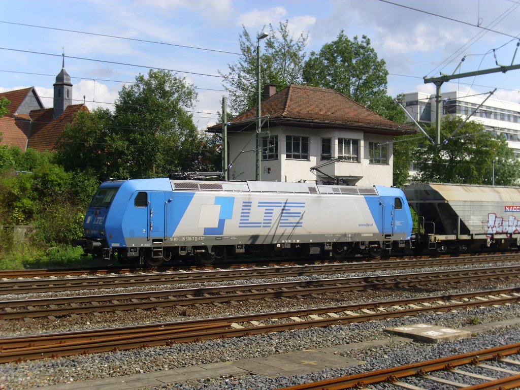 185 528-7 der LTE steht am 19. August 2010 mit einem Getreidezug auf Gleis 1 in Kronach.