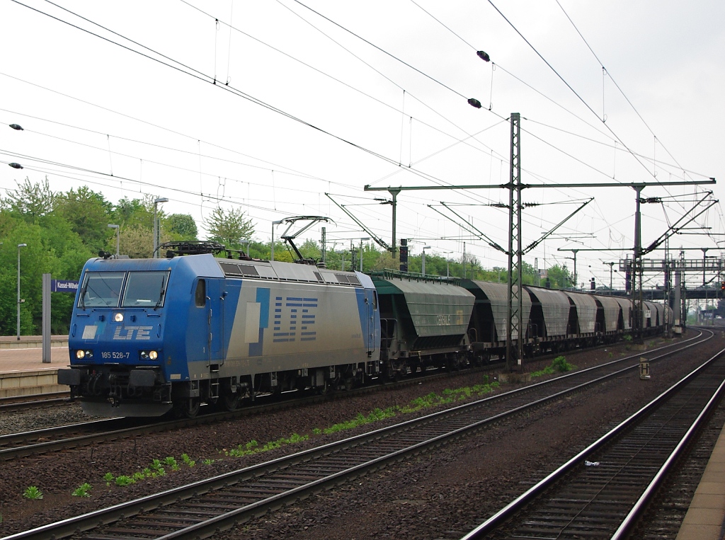 185 528-7 mit Getreidezug in Richtung Kassel Rbf beim passieren des Bahnhofs Kassel Wilhelmshhe. Aufgenommen am 27.04.2011.