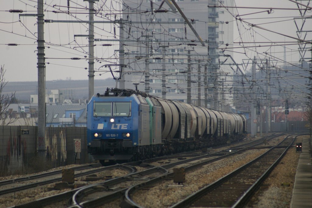 185 528 der LTE zieht mit der 185 542 der R4C einen Getreidezug durch Wien Haidestrasse. 20.3.2010