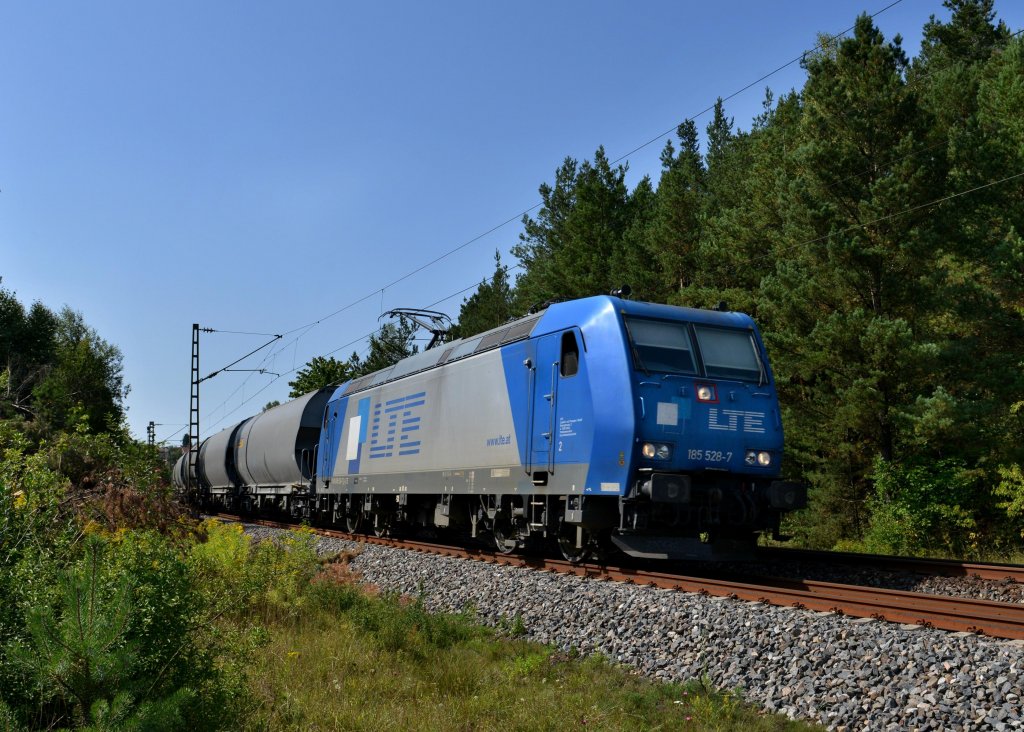 185 528 mit einem Getreidezug am 23.08.2012 unterwegs bei Laaber.